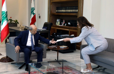 السفيرة الأميركية " دوروثي شيا" تسلم الرئيس عون المسودة